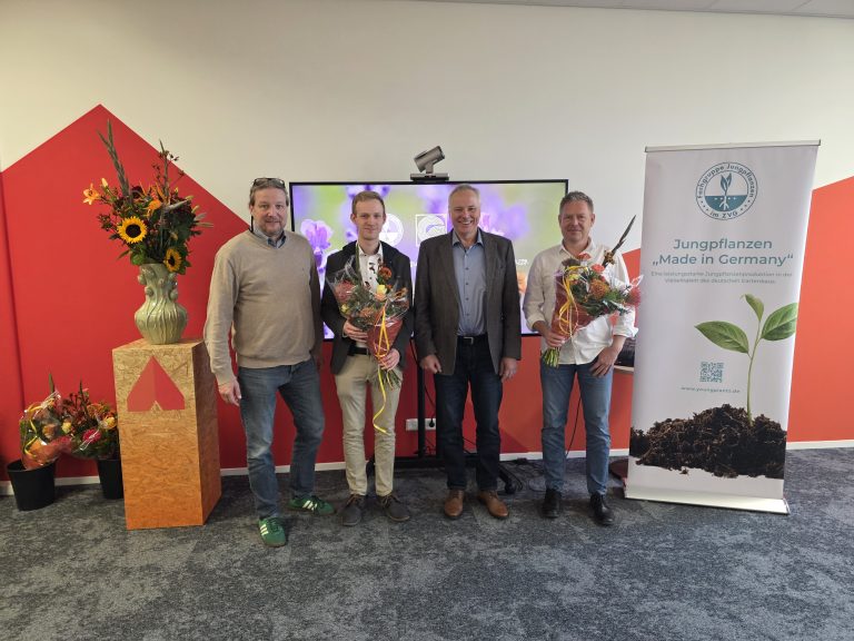 Foto: Fachgruppe Jungpflanzen Der wiedergewählte Vorstand (und die FGJ Vorsitzenden) v.l.n.r.: Hagen Kalläne, Marcel Bongartz, Frank Silze, Christoph Hoffmann.